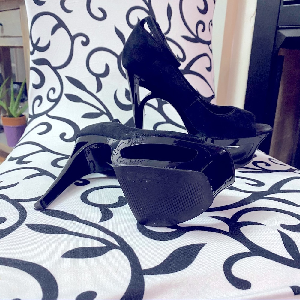 Jessica Simpson-Beckery high heels 👠 black velvet with a strap.